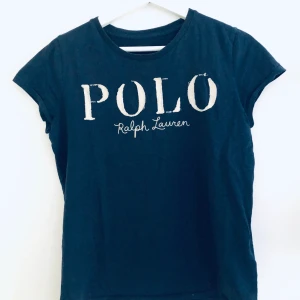 Ralph Lauren T-shirt  - Marinblå T-shirt från Ralph Lauren. Mycket gott skick. Storlek S. Frakt 44 kr.