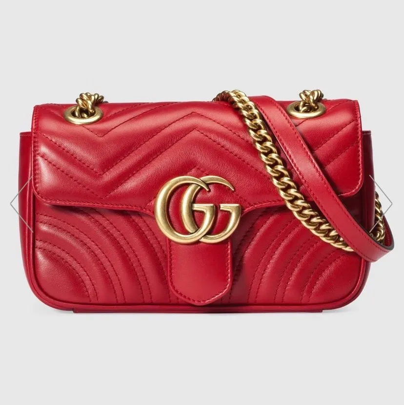 Röd Gucci väska (fejk). Ser exakt ut som på bilden förutom att den är fejk:) Nypris: 249:- ⭐️. Väskor.