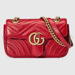 Röd Gucci väska (fejk). Ser exakt ut som på bilden förutom att den är fejk:) Nypris: 249:- ⭐️
