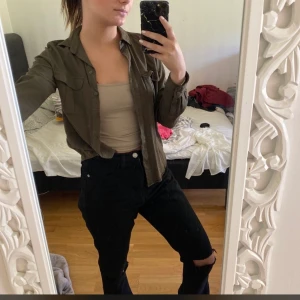 Grön skjorta - Militärgrön skjorta i storlek 34. Funkar bra att ha som ”jacka” men även som en vanlig skjorta! Inte använt så jätte mycket så väldigt bra skick⚡️Frakt tillkommer (köparen står för frakten)😋