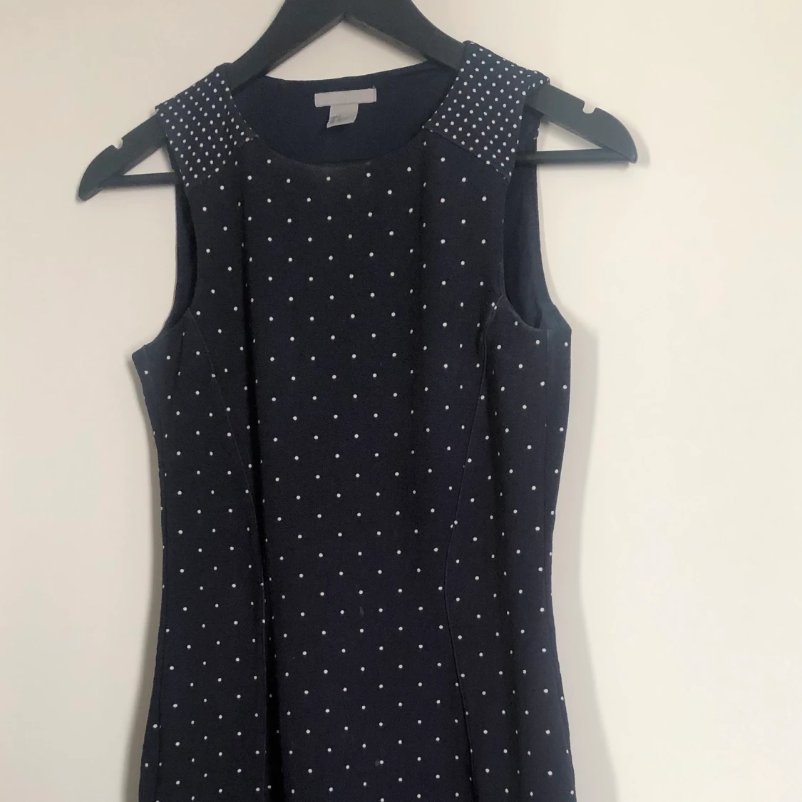 Prickig mörkblå klänning  - 90
