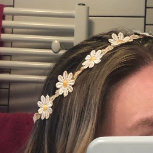 Blommigt hårband - Söt blommigt hårband ! Frakt 11 kr 