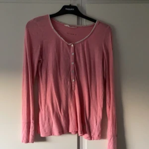 Odd Molly tröja - Rosa tröja från odd molly, storlek 0 alltså xs, rosett på ena armen sam märket. Sedan även knappar vid bröstet. Köpt för 600-700kr