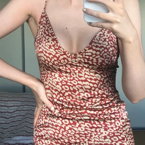 PLT Klänning 🍑🧡 - Klänning från Pretty Little Thing      🌸👛.             Jättebra kondition - frakt 50kr 