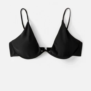 Bikini strl M - Säljer denna oanvända trendiga bikiniöverdel pga alldeles för liten! 60 + frakt (59kr) som gäller 🦋💕 passar uppskattningsvis kupa A-B :-)
