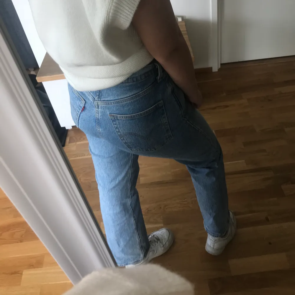 Supersnygga och sköna jeans från Levi’s i modellen ribcage straight. Nypris 1.100 kr 💙😇🦋. Jeans & Byxor.