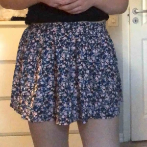  - Fin kortare somrig kjol köpt på hm, den är i storlek 34. Men har resår så passar S med💛jag säljer då den är för kort på mig för min smak jag är ca 172 lång. Hoppas den kan få användning hos någon annan! 💞
