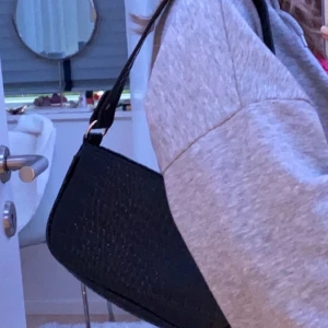 90-tals väska - Säljer den här helt oanvända 90-tals inspirerade väskan. Jag säljer pga att jag fick två. Original pris: 300kr Mitt pris: 100kr Passar till allt!! 💕💕