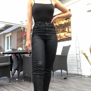 Vaxade skinnbyxor  - Skinnbyxor med vaxig finish i storlek 36 från Zara. Använd ett fåtal gånger. Säljer då de är lite för korta i benen för min smak. 