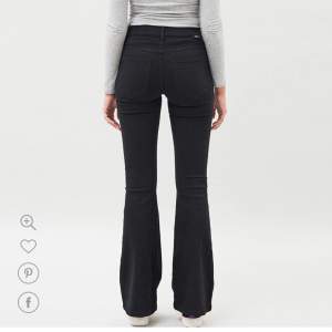 Säljer mina svarta bootcut jeans från dr denim i modellen macy🖤Använda fåtal gånger, jag är 167-168 och längd 32 passar perfekt. Nypris 500kr, jag säljer för 200kr, pris kan diskuteras💕