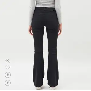 Säljer mina svarta bootcut jeans från dr denim i modellen macy🖤Använda fåtal gånger, jag är 167-168 och längd 32 passar perfekt. Nypris 500kr, jag säljer för 200kr, pris kan diskuteras💕