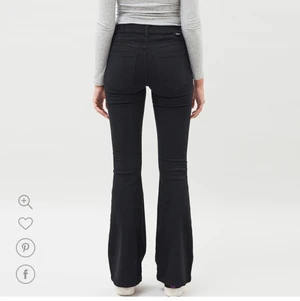 Dr denim macy svart - Säljer mina svarta bootcut jeans från dr denim i modellen macy🖤Använda fåtal gånger, jag är 167-168 och längd 32 passar perfekt. Nypris 500kr, jag säljer för 200kr, pris kan diskuteras💕