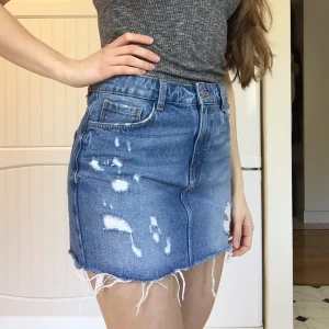 Jeanskjol från Zara - Fint skick, men kommer sällan till användning. Strl S. Frakt tillkommer (ca55kr).