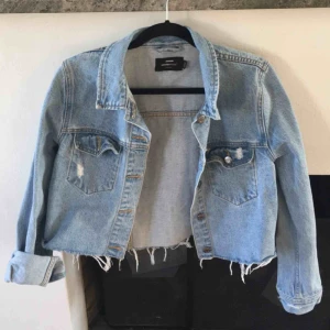  - Blå snygg vår jeans jacka från dr denim. Svin bra skick, liten i strl jag är valigtvis en M men ryggen får nt plats.. så den är liten i strl kanske xs-s