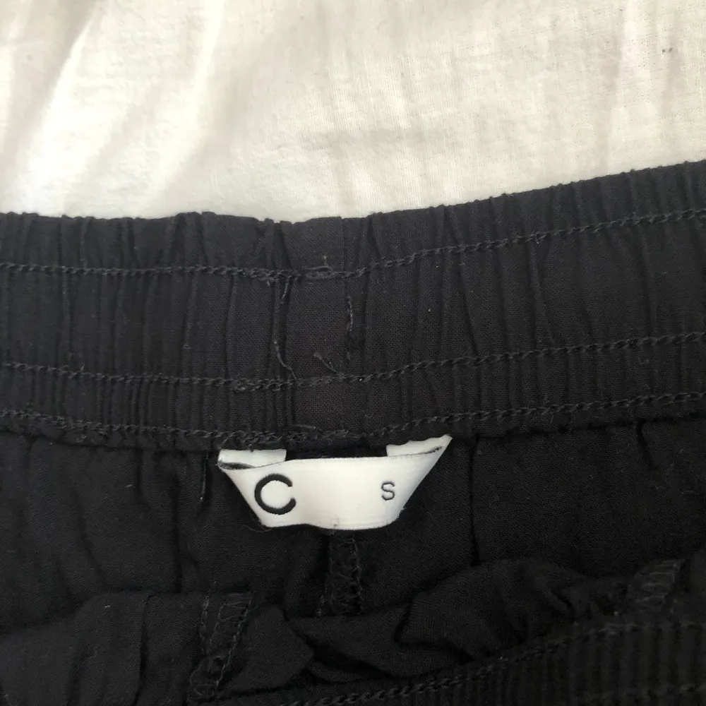 Mjuka svarta shorts i storlek S. Finns i Lund, köparen står för frakt om dom ska skickas . Shorts.