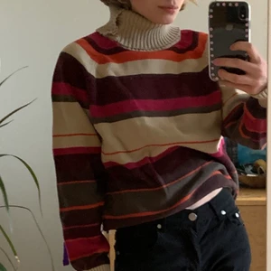 Randig stickad polotröja  - Jätte snygg skickad polotröja med det 00-känsla! Super bra skick! Det står L på lappen men jag tror mer den är max en S-M! 