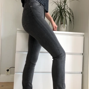 Gråa jeans  - Jättefina jeans från h&m, knappt använda så nästan som nya💗✨ Frakt tillkommer🥰