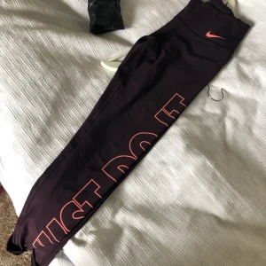 Nike träningstights - Använda någon enstaka gång, i nyskick.