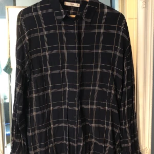 Marinblå rutig skjorta från MNG Paris - Begagnad skjorta, fräsch, använd lite (nyskick). Betalning via swish,kan även mötas upp i Stockholm 