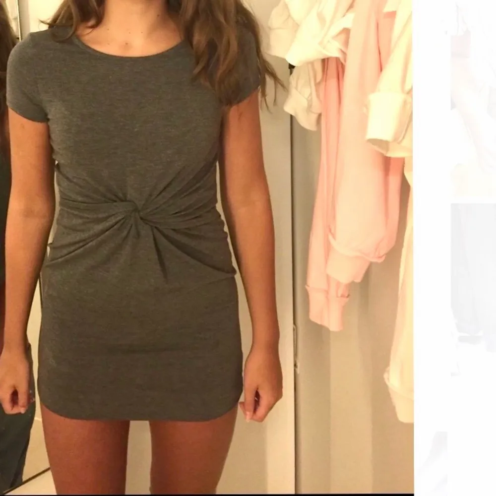 Oanvänd klänning från Gina Tricot. OBS uppvikt på bilden går till ca mitten av låret. Köparen står för frakten🌟🌟. Klänningar.