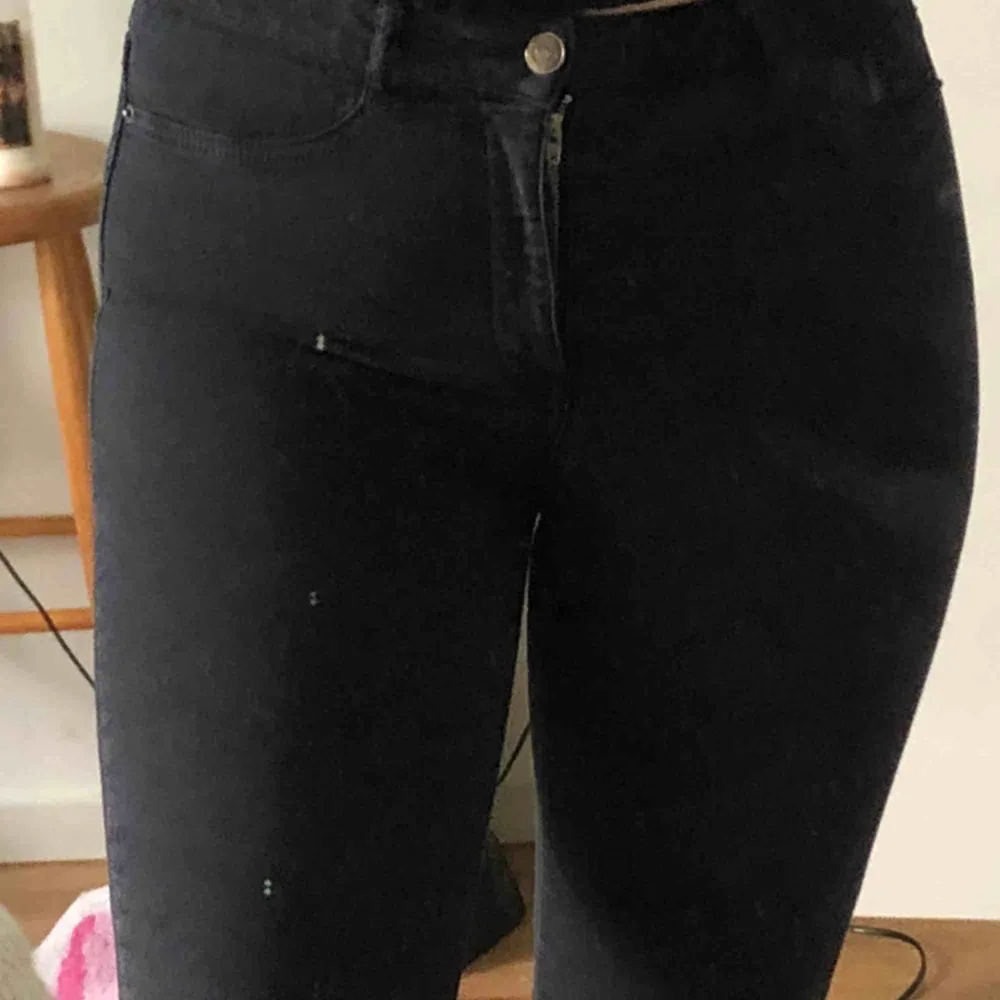 Jeans ifrån Gina tricot modellen Molly storlek M  (Spegeln är smutsig inte byxorna). Jeans & Byxor.