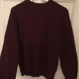 Vinröd stickad tröja  - Vinröd stickad tröja. Lite nopprig men super skön. Storlek L passar oxå M. Frakten ingår i priset! 