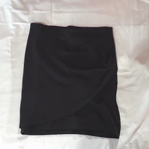 Svart kjol  - Svart kjol. Storlek S. Frakten ingår i priset 