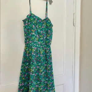 Fin sommarklänning - Jag säljer min fina sommarklänning från H&M i storlek 32/34. Knappt använd, i nyskick. Frakt tillkommer!