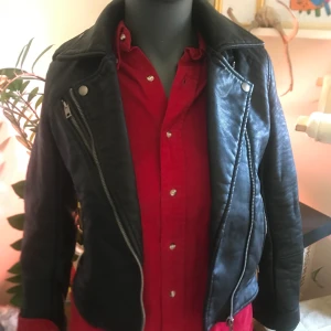 Skinnjacka i starkt PU! 💥 - Glamorous Petite jacka i storlek 34, använd 1 gång på grund av att den inte passar mig riktigt.                                    Nypris: 750:-