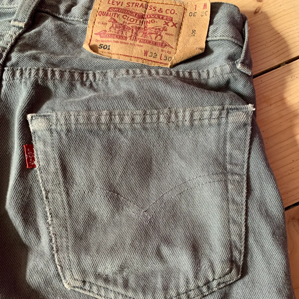 Mina väl använda levis jeans i mått W: 32 L: 30! 💞 supersnygga men jag säljer dem då de inte är till så mycket användning längre. Frakt ingår inte, skriv till mig om du vill diskutera priset🤩. Jeans & Byxor.