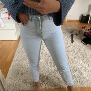 Så snygga jeans från stradivaruis men tyvärr kommer de aldrig till användning! Storlek 38 men skulle kunna passa som 36 också, jag är 173cm. Använda ett fåtal gånger 😇 köparen står för frakten (ca 60kr) och betalning sker via Swish! 