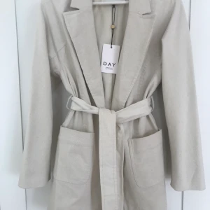 • DAY Birger et Mikkelsen • - • kavaj / vårjacka • 36 • color: white fog • stretch • fin manchester • ordinarie pris: 3200:- • oanvänd •