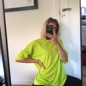 oversized tröja i neon  - Så ball tröja i neon från monki 💚 frakt på 36 kronor tillkommer 