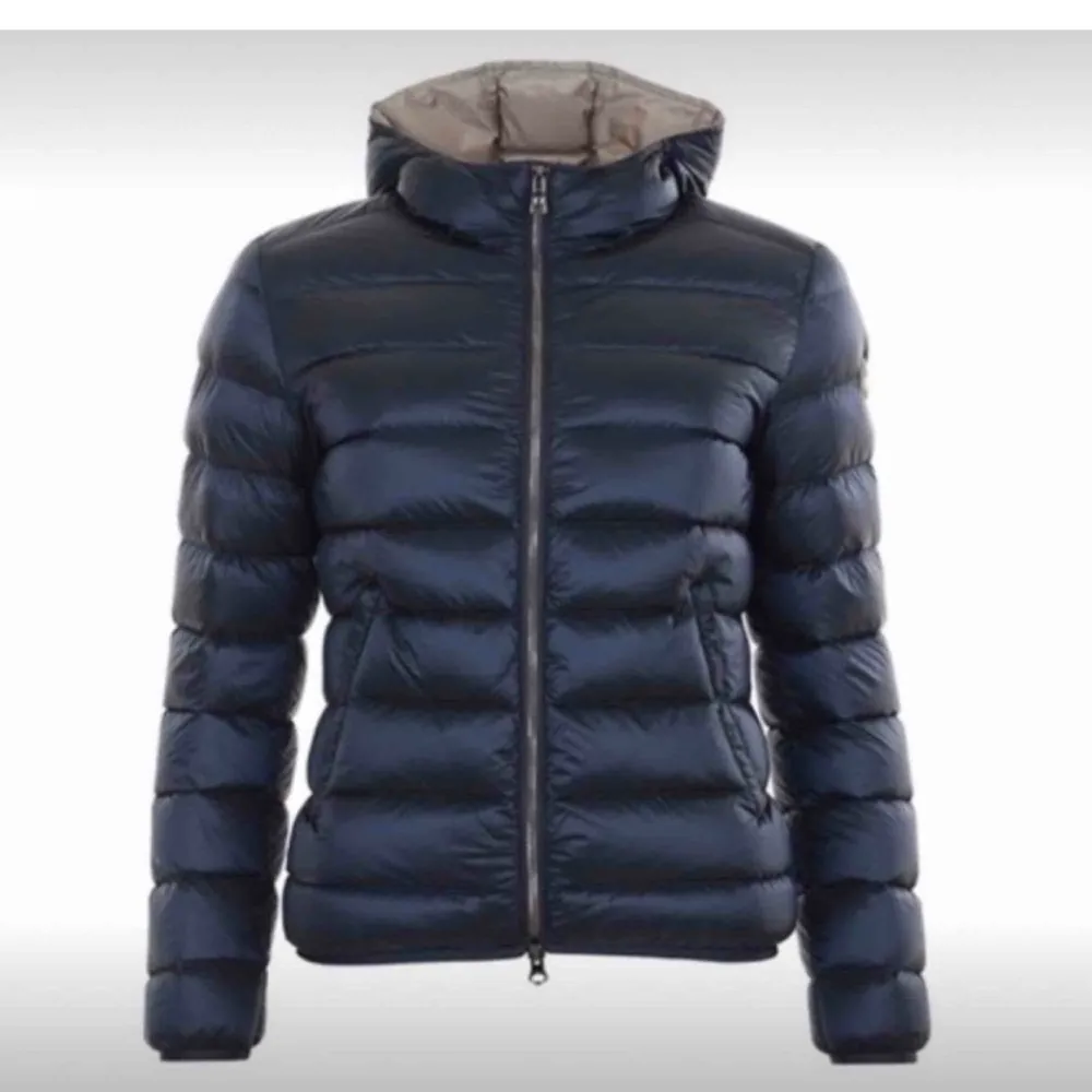 Säljer min Marin blåa jacka från colmar. Endast använd en vinter. Väldigt bra skick, köpt för 5500kr. Jackor.