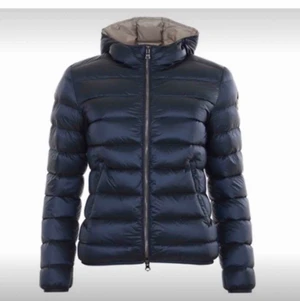 Colmar jacka  - Säljer min Marin blåa jacka från colmar. Endast använd en vinter. Väldigt bra skick, köpt för 5500kr