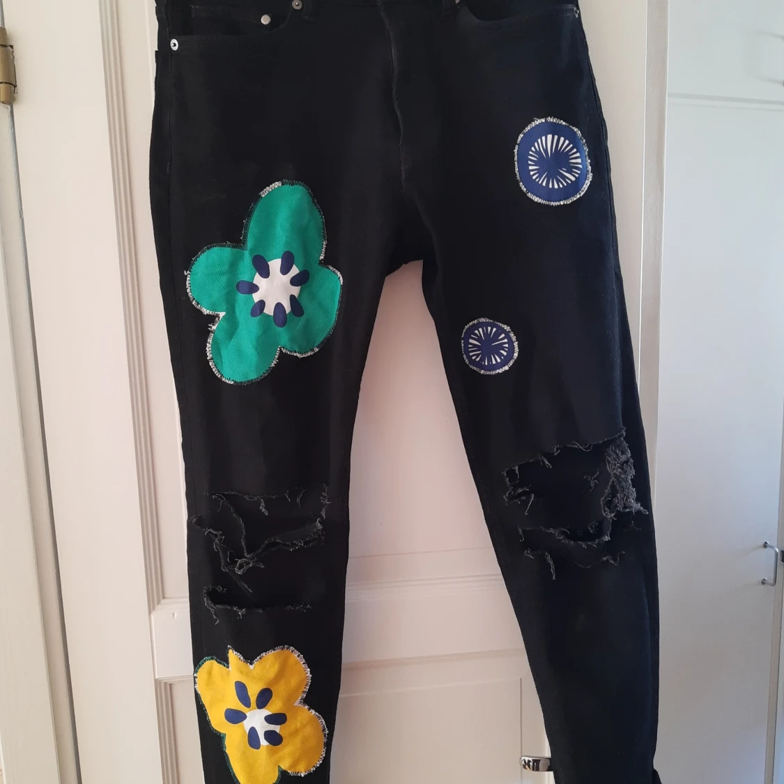 Svarta jeans med patches  - 90