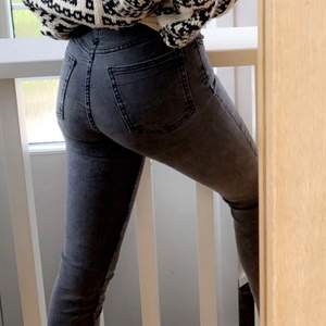 Säljer dessa gråa snygga jeans från Gina 