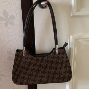 Väska  - Väskan är väldigt rymlig och använd fåtal gånger. 