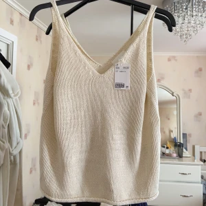 Stickat linne från hm - Helt oanvänt stickat linne från hm i storlek s säljes för 80kr + frakt 63kr