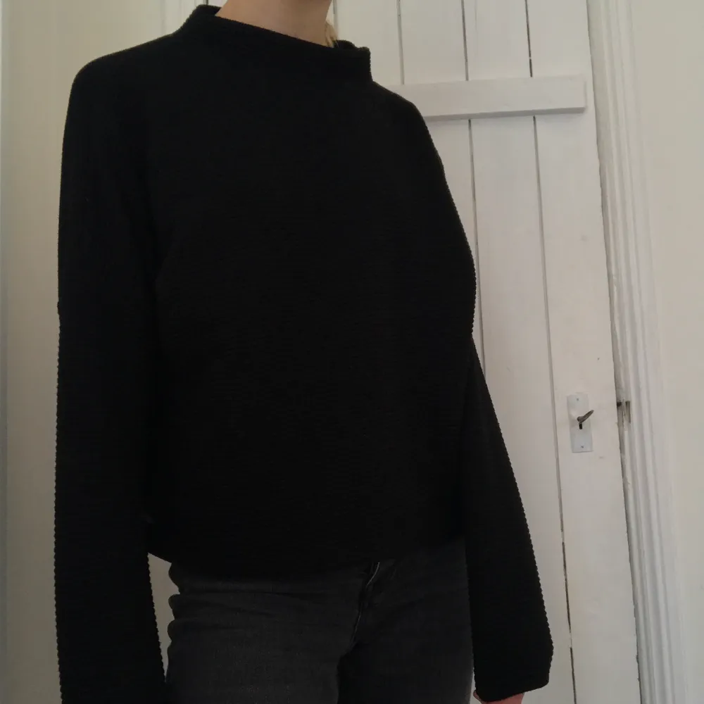 En svart superskön ribbad tröja med hög krage från Monki i storlek M :). Tröjor & Koftor.