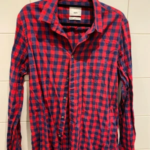 Zara herr skjorta XL - Märke: Zara Man Storlek: XL Modell: Slim Fit Färg: Blå, röd Material: 100% Bomull  I mycket bra skick, inga tecken på slitage!  Samfraktar givetvis
