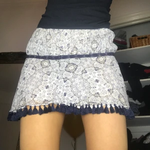 Hunkydory kjol - En super fin kjol ifrån hunkydory. Aldrig använd, i nyskick och med lapparna kvar. Kjolen sitter super fint och har ett väldigt fint mönster samt detaljer på kanten.  Köpt för 699kr, buda gärna! 😊