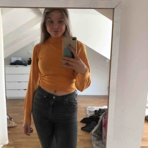  - Jättefin gul tröja, superfint skick då den sällan är använd! 165 inkl frakt🤩