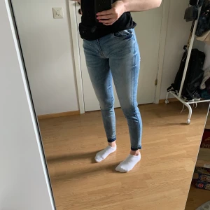 Jeans - Jeans/jeggins med gulliga slitna detaljer vid byxbenen i ett lätt och stretchigt material i storlek 29, säljer dem då det är för stora i min midja.