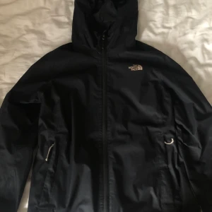 Jacka - Jacka från the north face🌟🌟 jätte bra jacka som är perfekt på  dagarna specielt om det är vind och regn☔️ sitter snyggt på och passar både killar och tjejer. Den är i nyskick finns inga skador, ser som ny ut. Nypris runt 600-700 kr köparen står för frakt❤