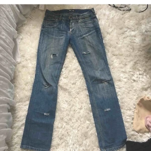 D&G jeans - As feta D&G jeans som har D G badazzled på bak fickorna