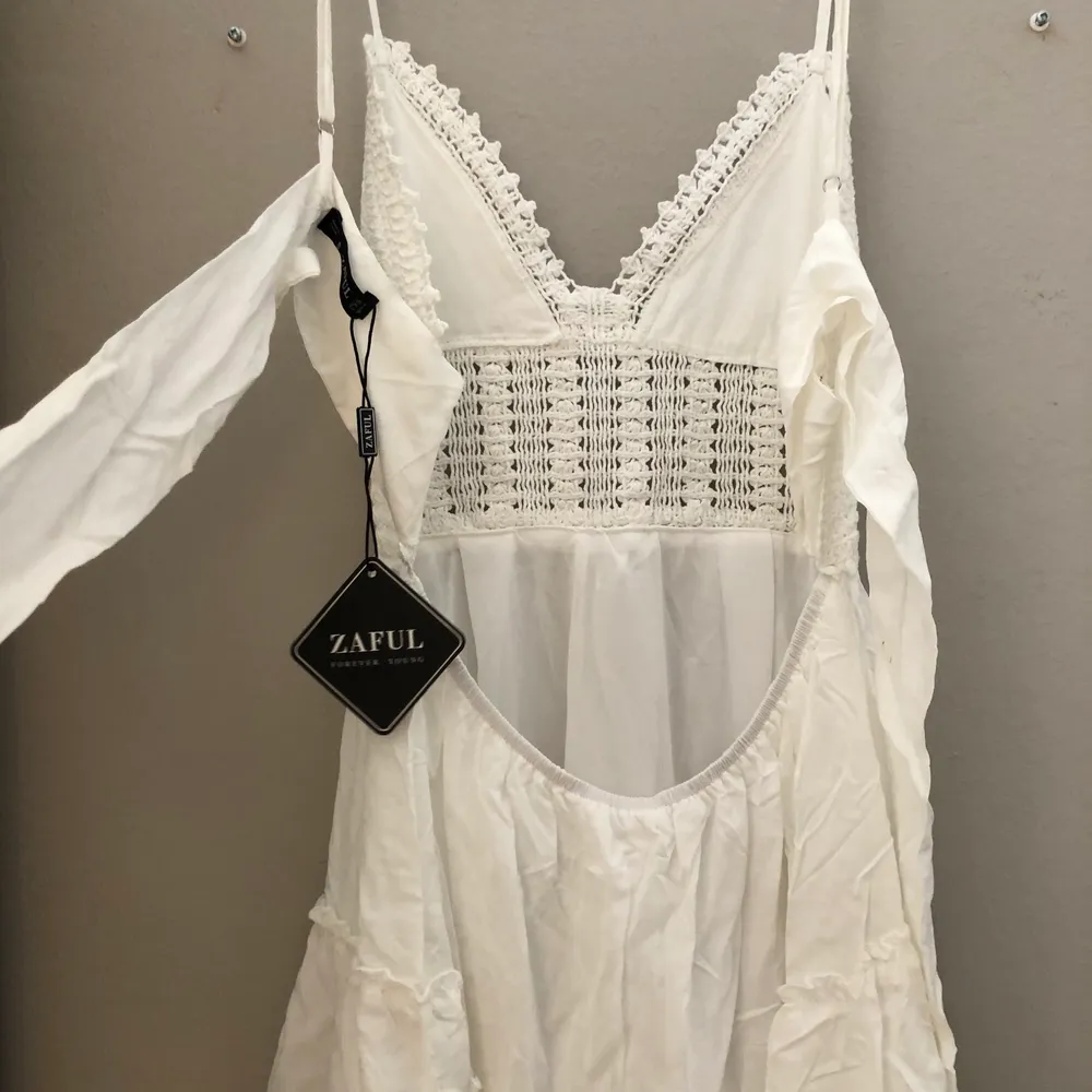Supersöt vit klänning från zaful, med band som man knyter där bak, perfekt nu till sommaren!! Storlek S och aldrig använd då jag nyligen köpte den💕💕 . Klänningar.