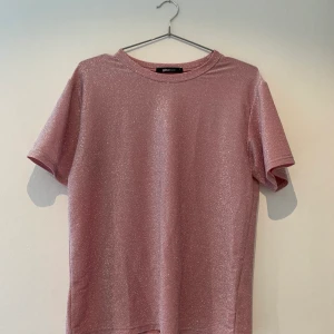 Glittertshirt  - Jätteskön partytisha från Gina! Köpare står för frakt 🌸💓