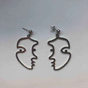  - Silvriga ansikts-örhängen från asos  Superfina ⭐️⭐️