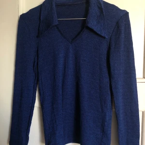 70-tal tröja långa snibbar / krage - Vintage tröja från 70-talet. Stretchiga tyg. Fantastiskt cool! Toppenskick! Frakt 22kr